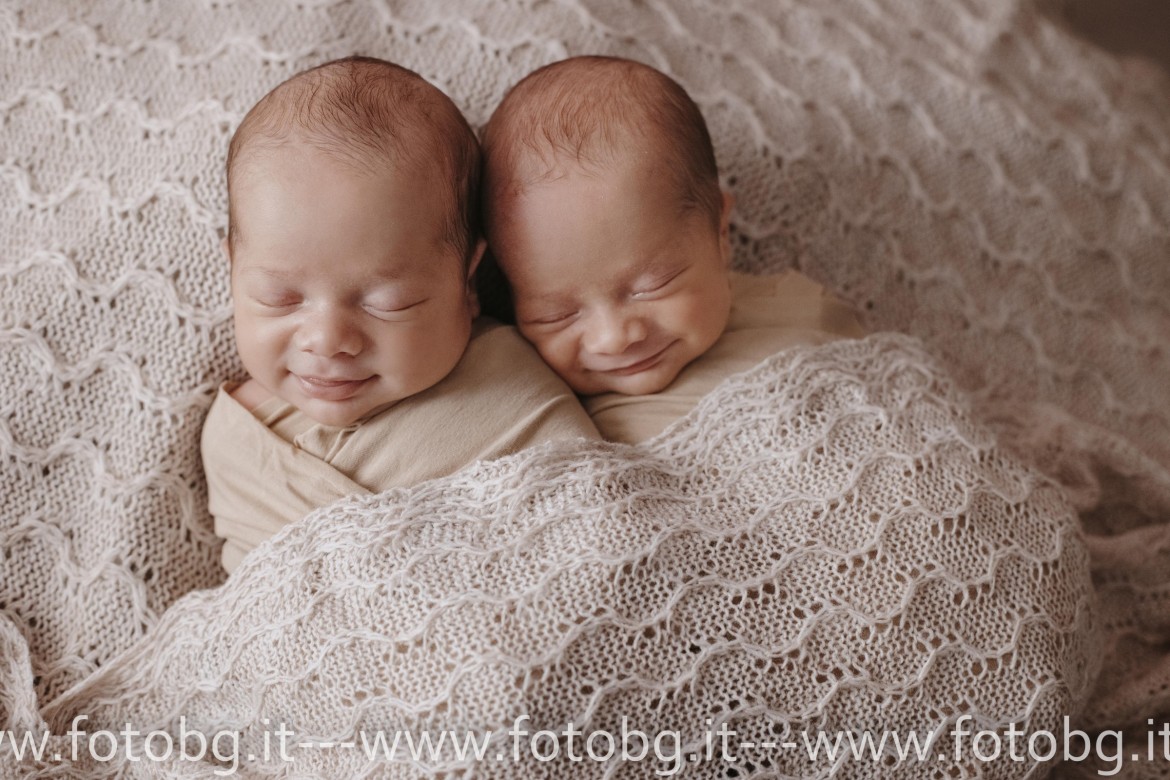 Servizio fotografico Newborn , gemelli , a Faenza