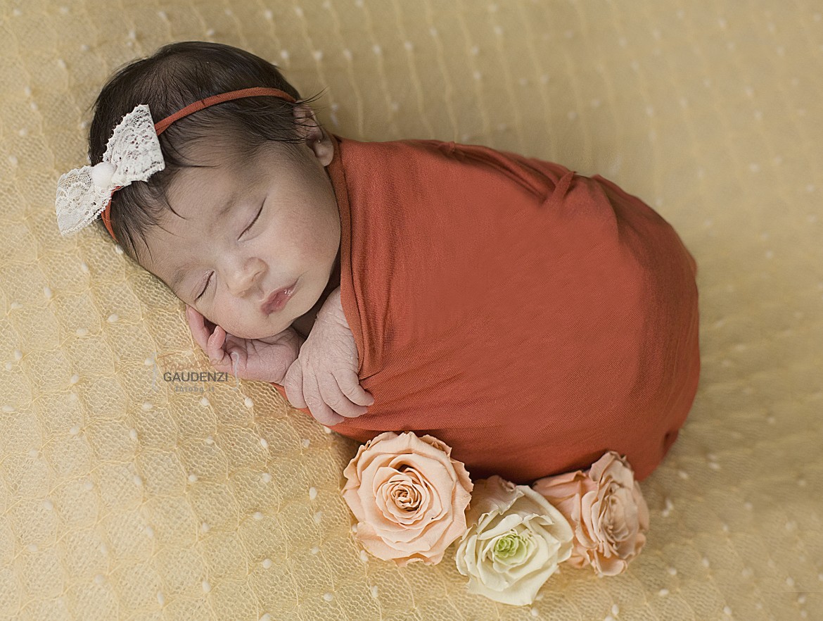 Newborn Emma con sua sorella Alessia