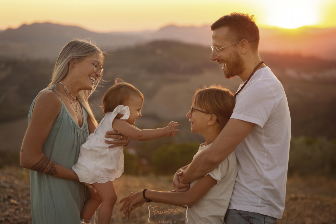 Foto al tramonto di famiglia