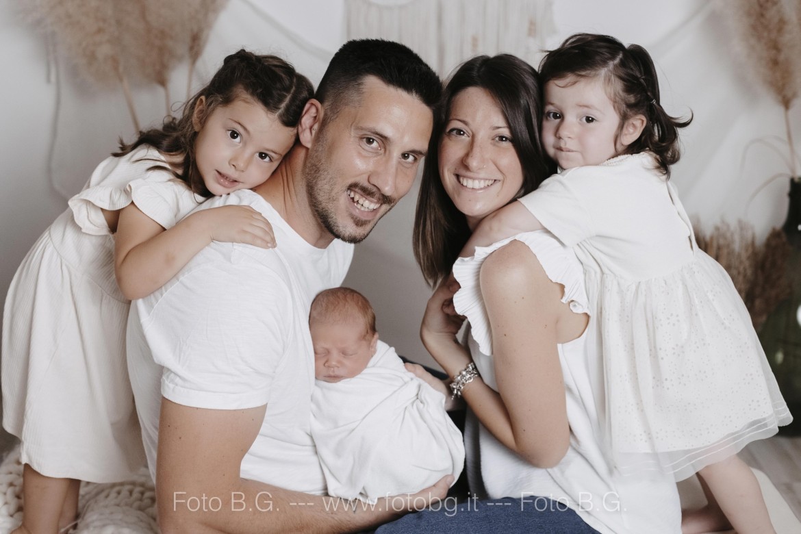 Fotografia di gravidanza e neonato con sorelline a Faenza (RA)
